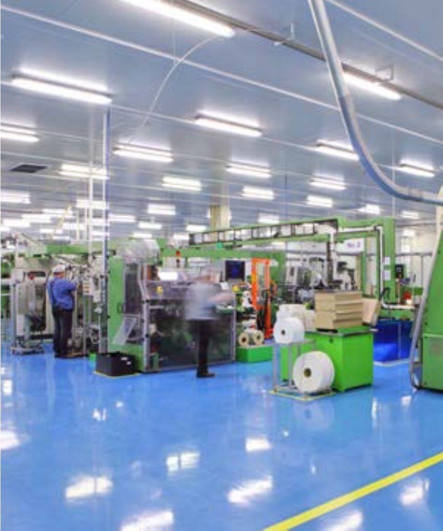 Produktionshalle mit Fertigungsanlage