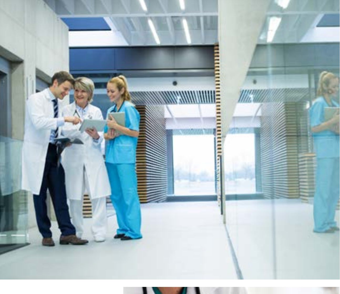 Ärzteteam in Klinikflur