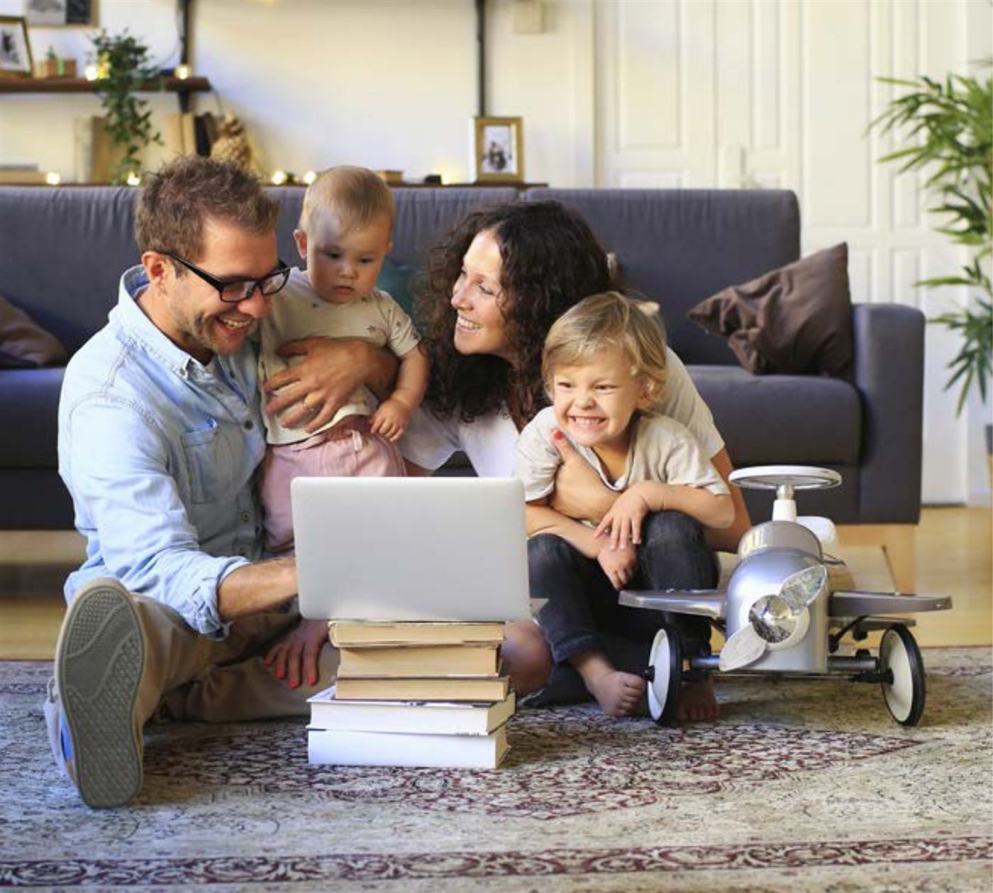 Familie im Wohnzimmer mit Smart-Home-Steuerung